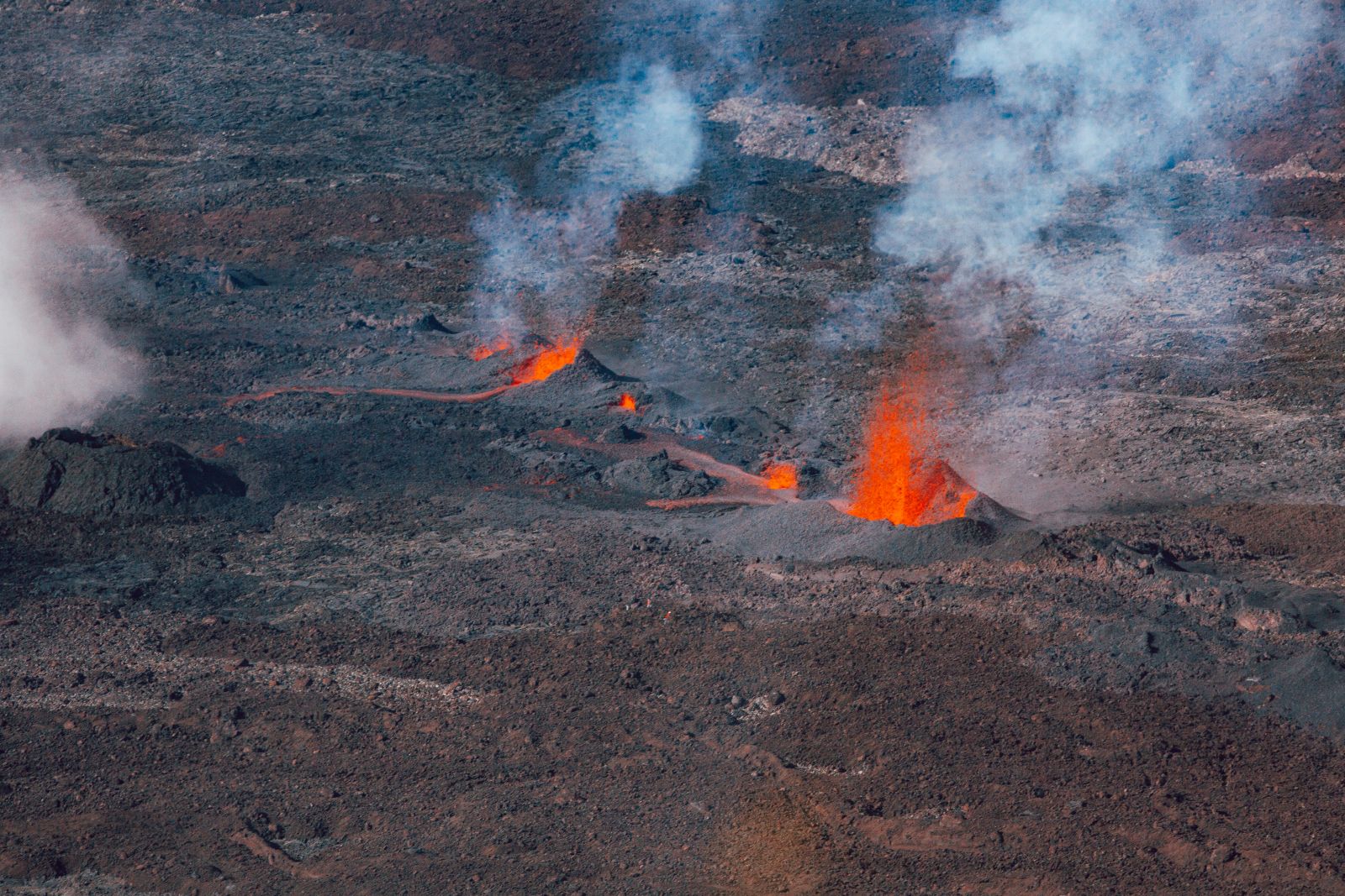 Les premières images de l'éruption du Piton de La Fournaise en direct